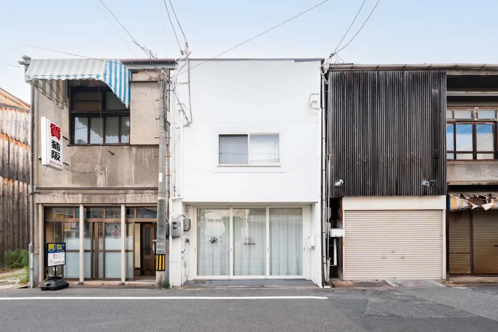 福山市伏見町のnagi店舗外観。通りに面した白い建物