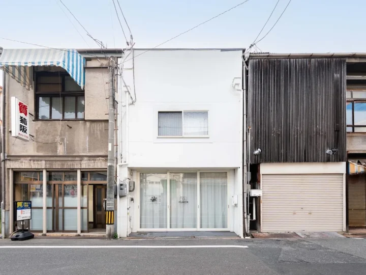 福山市伏見町のnagi店舗外観。通りに面した白い建物